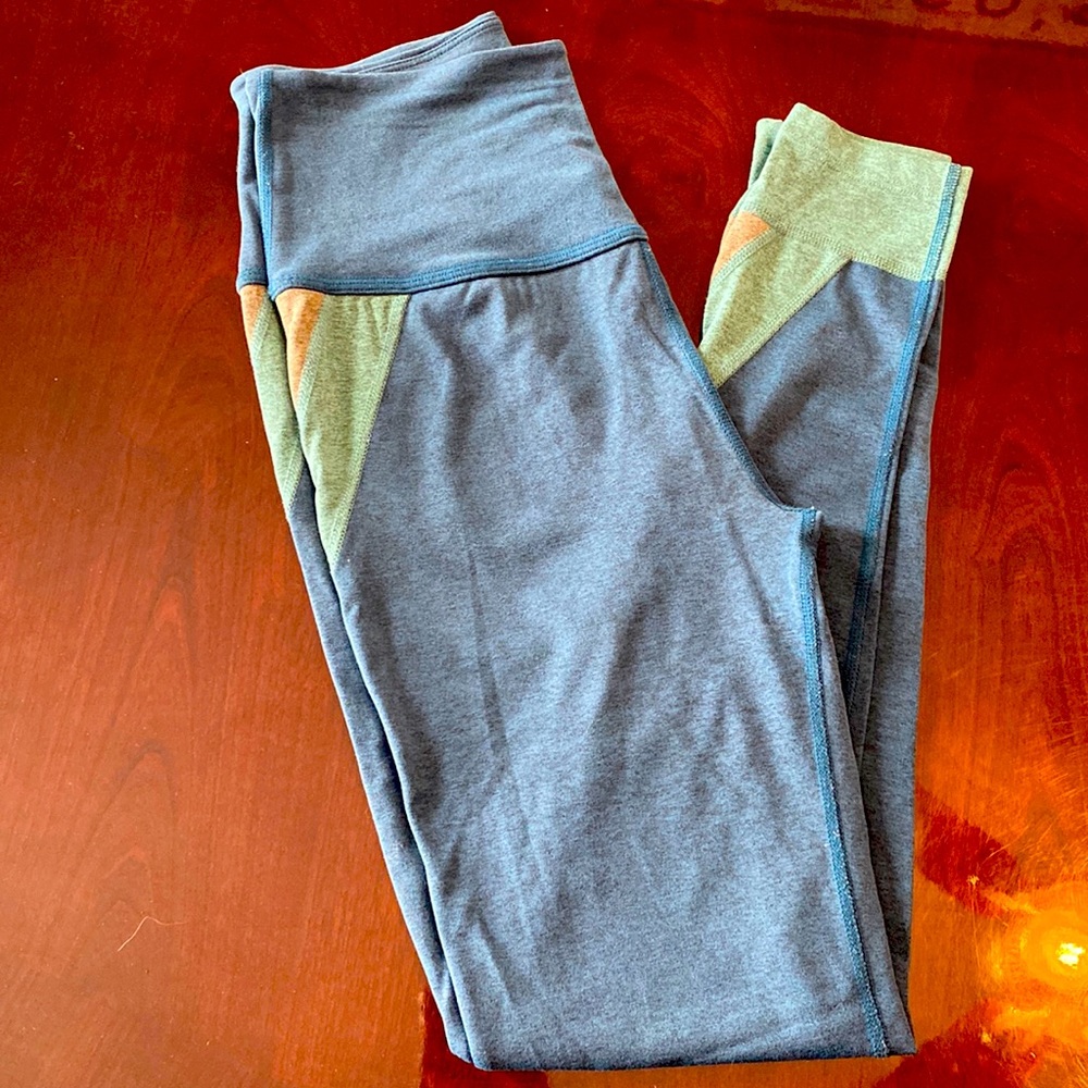 Beyond Yoga high waisted leggings. Adorable detail at hip and ankles. Size Large